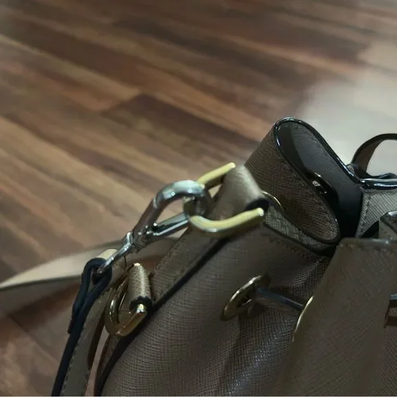 Michael Kors Bucket - Picture 4 of 10